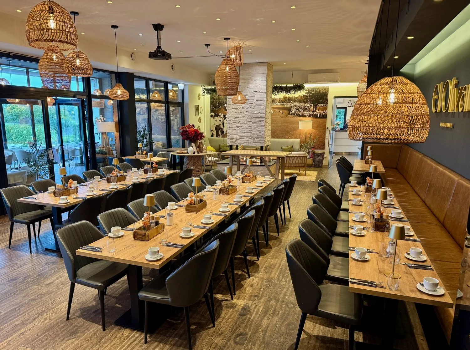 Festlich gedeckter Restaurantbereich im El Olivar
